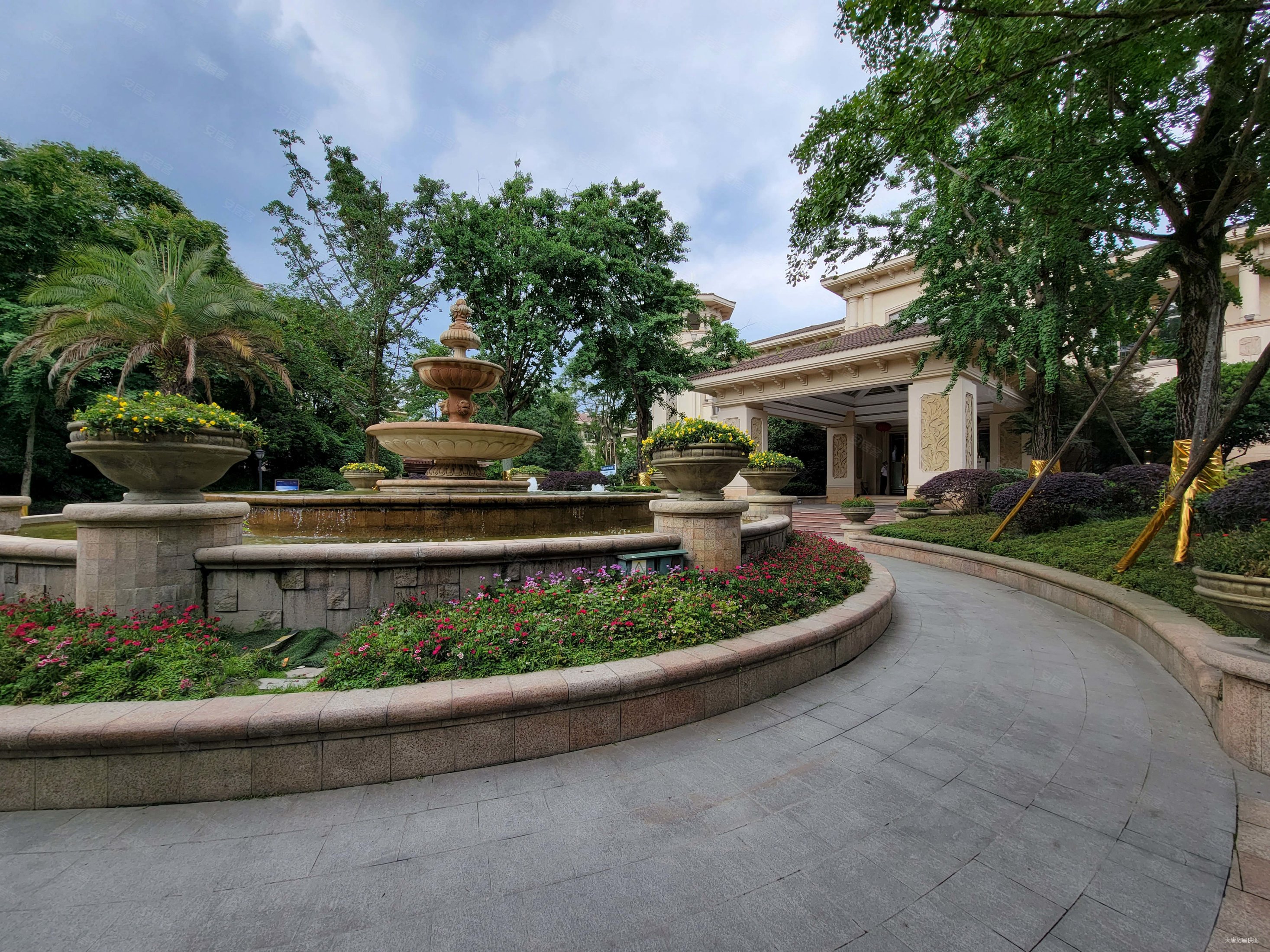 三盛翡俪山3室3厅5卫262.46㎡南北228万