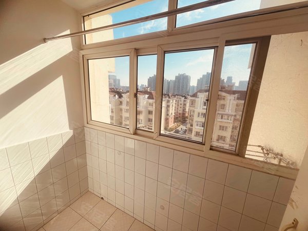 青岛崂山金家岭金岭新村金岭新村 大套三 可办公 可居家 已空房 随时