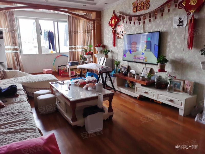 楼层好 前面无遮挡 光线非常好 房东自住装修 看房方便 急卖,四季华庭