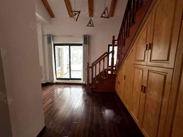 包头稀土高新区黄河大街三江尊园(别墅)租别墅找小郭 三江尊园别墅 精装修 带大院 看房方便提前联系出租房源真实图片