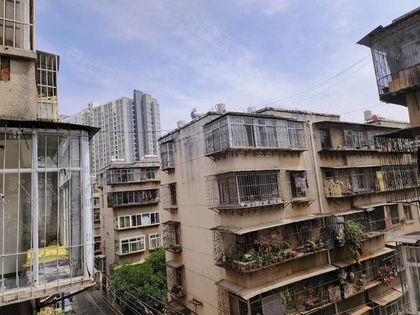 昆明官渡昆明站南窑新村春城路昆明站地铁口旁边,精装修2房,1100一个