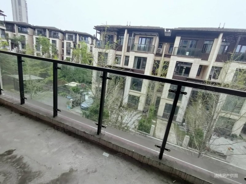 鸿坤花语墅154平118万4室2厅3卫