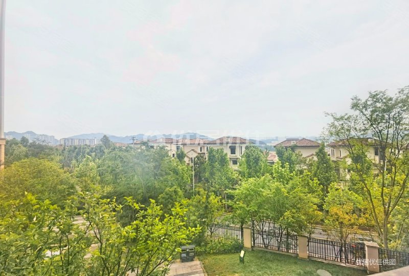 乐湾国际依山云墅4室2厅2卫138.6㎡南北75万