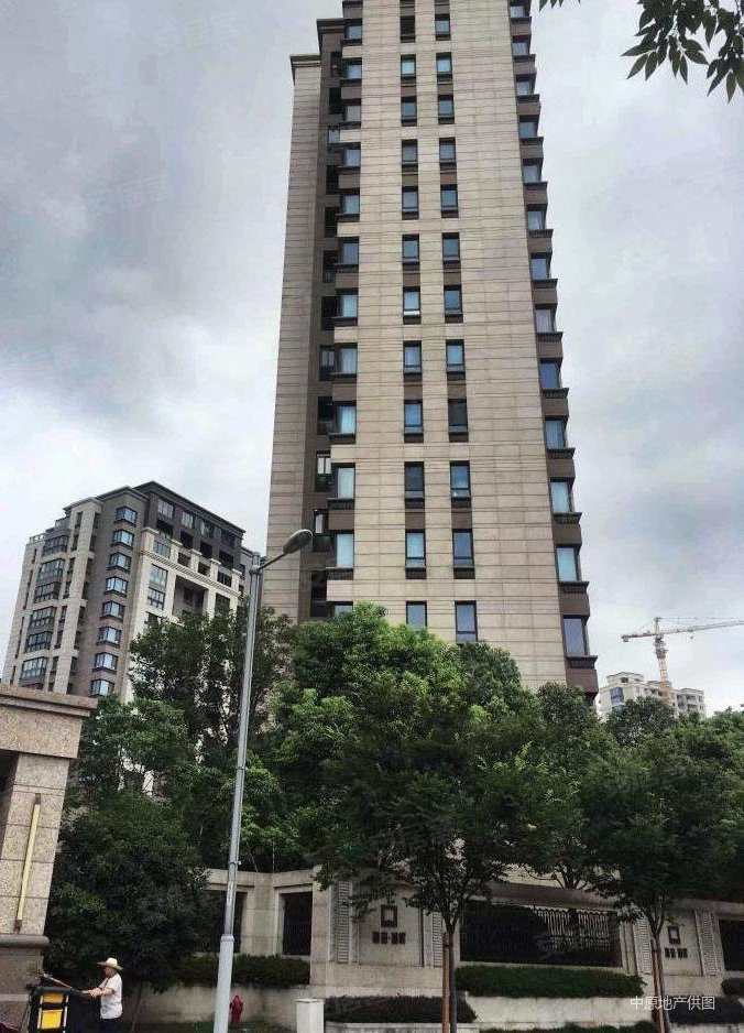 绿地海珀旭晖565平空中别墅,带4个露台2大阳台随时