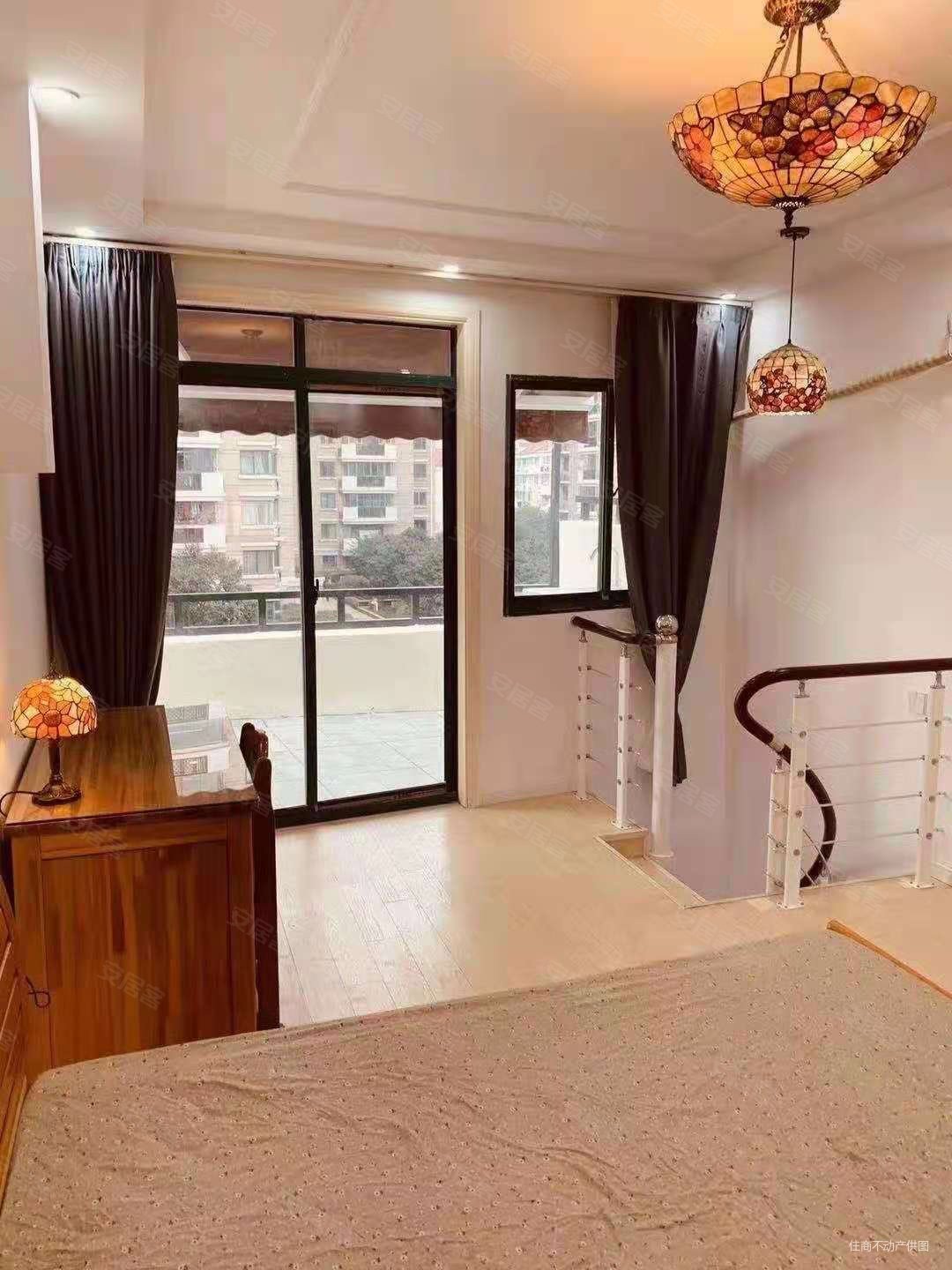 复式小户型带露台!诚意出售!,香花桥小区二手房,350万,1室2厅,2卫,37.