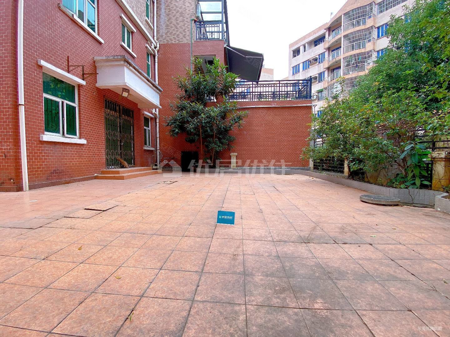 周边出入方便,银湖花园(别墅)二手房,700万,5室2厅,4卫,189平米-东莞