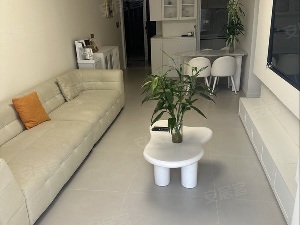 凉山西昌长宁小区星月湖畔航天学校对面 奶油风套三 带空调 家具齐全 拎包入住出租房源真实图片