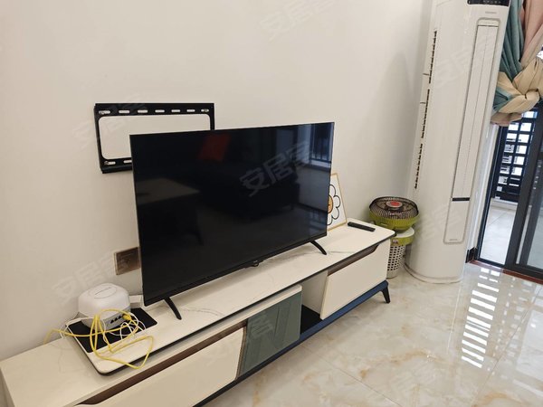 桂林七星三里店国贸益华城急租 三里店益华城 一房两厅 家电齐全民用水电 电梯高楼层出租房源真实图片
