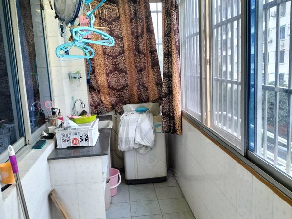 金华婺城婺城江南南滨花园世贸旁 轻轨口 有小区 两室两厅带阳台 拎包