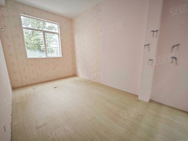 带独立院子带大露台 停车方便 万和公馆