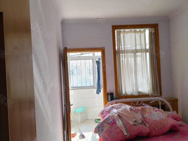 临沂兰山通达路三里庄花园小区三里庄花园3楼   三室两厅一卫每月1000