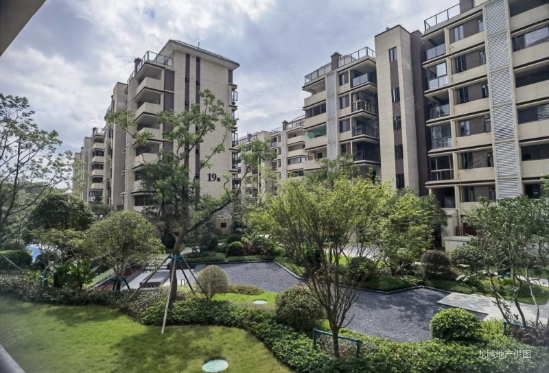 保利明玥山语4室2厅3卫143㎡南北133万