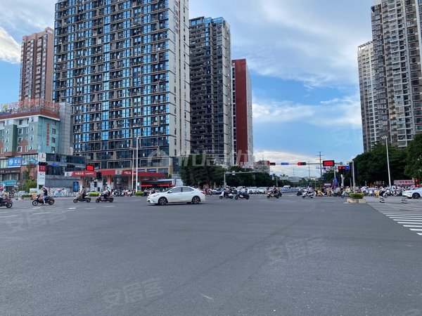 南宁西乡塘鲁班路学府一号楼下地铁口 西大商圈 温馨小单间 交通便利