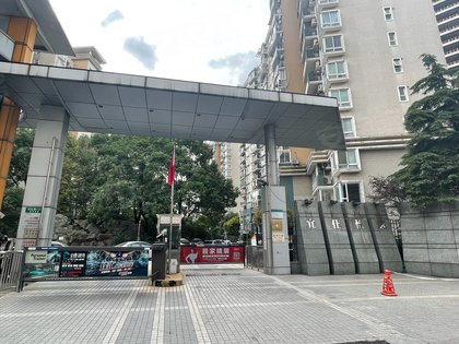 轨道交通距离3号漕溪路地铁口200米,一站路就可以换乘12号线,1号线.