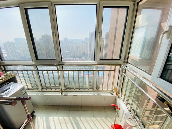 济南天桥历山北路水岸名邸整租水岸名邸精装三室 家具家电齐全 房子