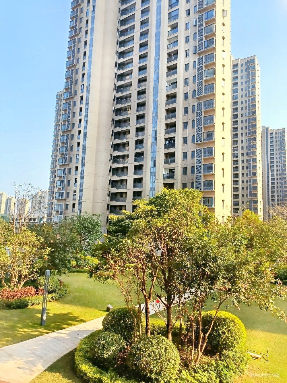 新力城一期南北通三房两厅两卫109平低楼层看花园,位置安静,新力花园