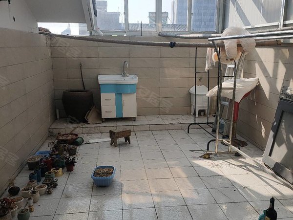 湖州吴兴八里店镇杏花苑多层复式,4房2卫,拎包入住,免费停车,免物业费。出租房源真实图片