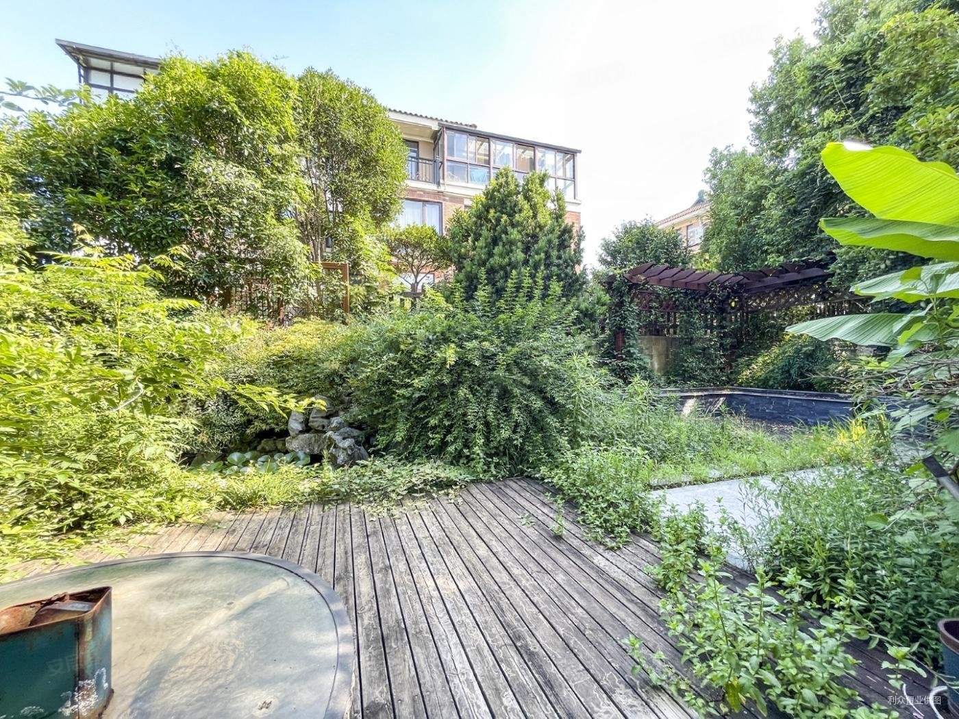 城东仙林 环境优美300平大院子 交通方便 设施配套齐全,依云溪谷(别墅