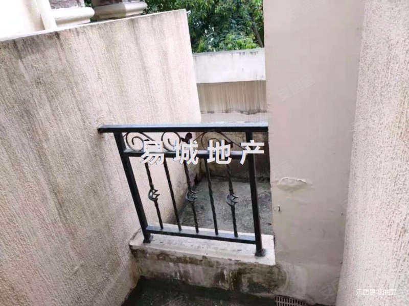 湖景别墅金马湖壹号,5室上下共4层,前后花园还自带车库