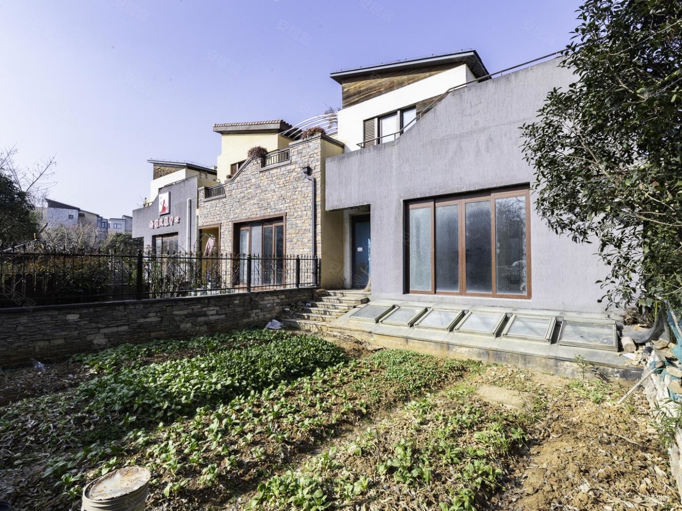 老山下的联排别墅边户带朝南的花园业主诚售