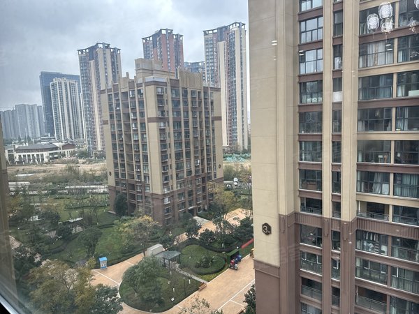 昆明西山前卫营润城八区万达双塔商圈 润城八区精装修 大三房 采光