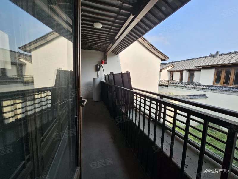 尹山湖地铁口次新别墅,唐宋风,地上两层,低密度别墅小区,急售