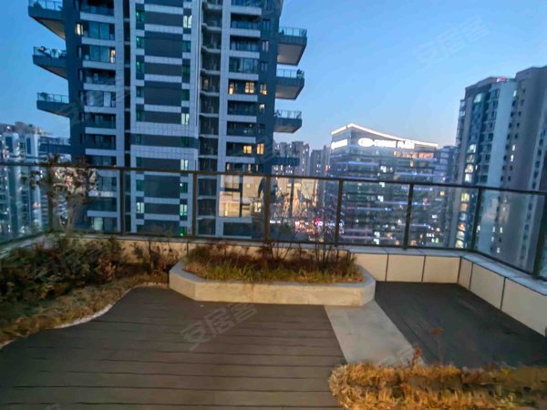 青岛李沧李村金水云麓北区天语墅50平空中露台 轻奢装修全屋定制全新