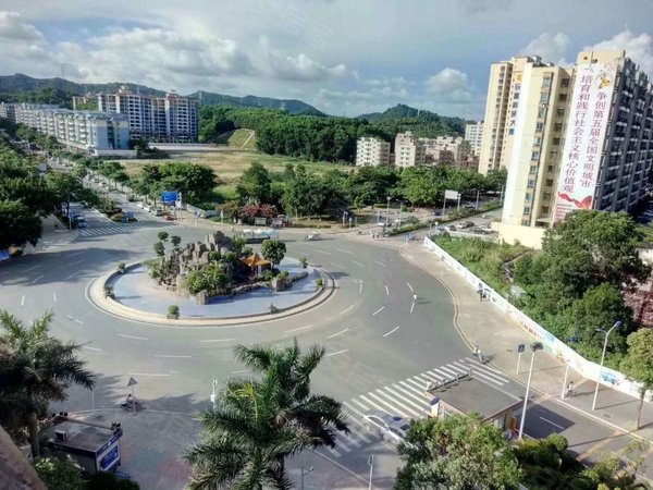 深圳光明公明富民广场光明百花学校旁小区精装三房带大平台停车方便