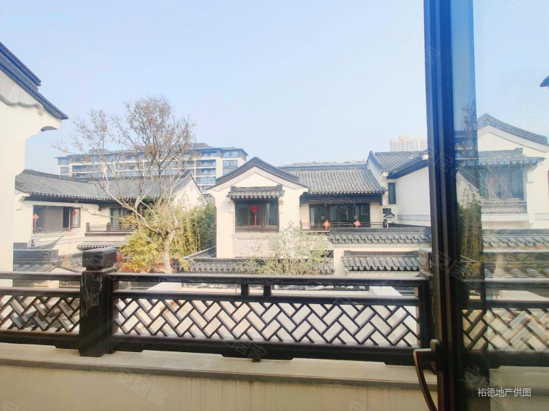 融创揽月府一期(别墅)4室2厅3卫311.19㎡南北1270万