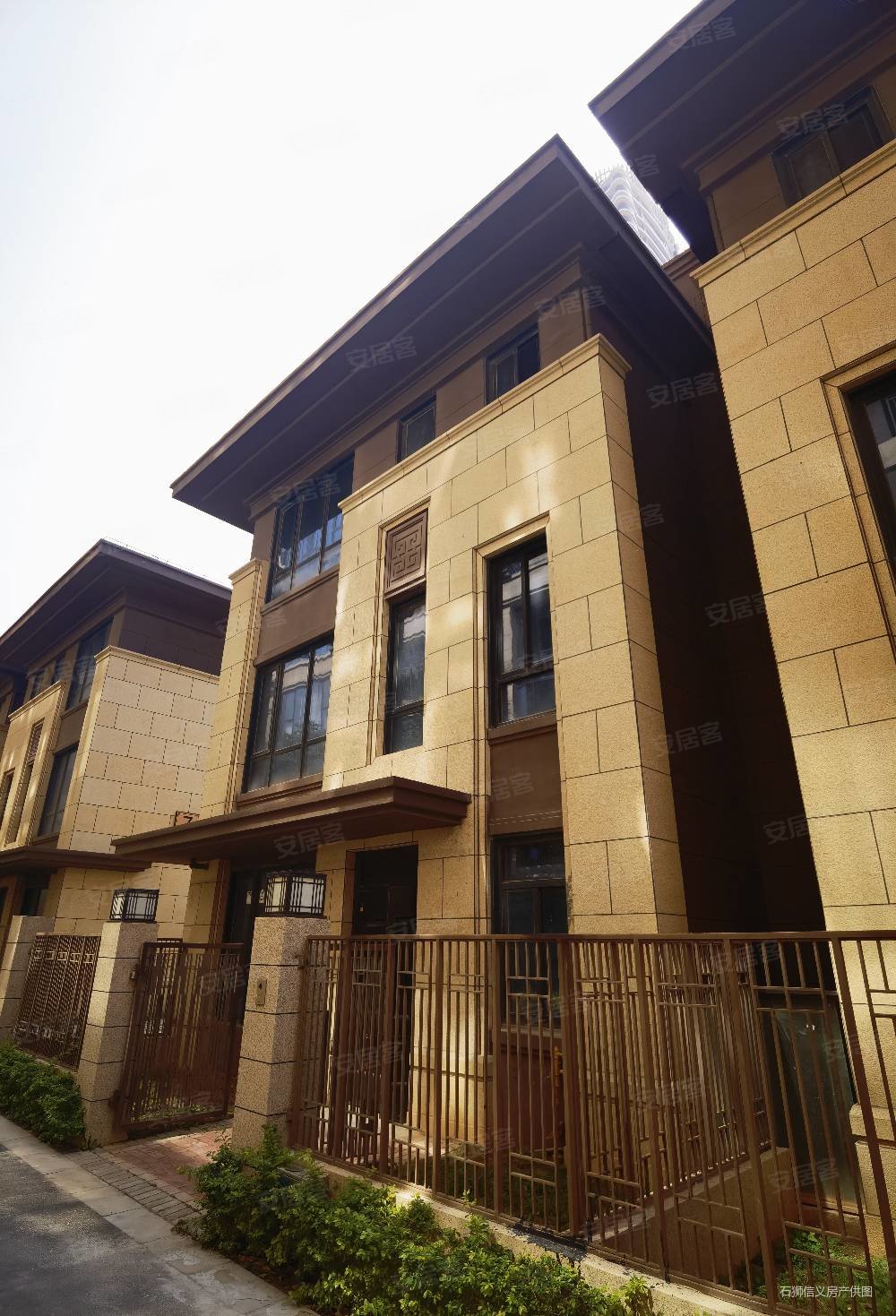 国宾壹号别墅前后花园带两个车位388万证满零公摊