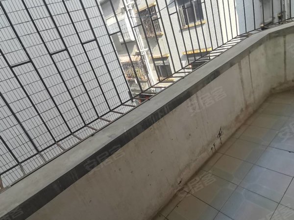 深圳宝安石岩河滨花园罗租岭公园旁 市场对面 河滨花园 步梯整层大