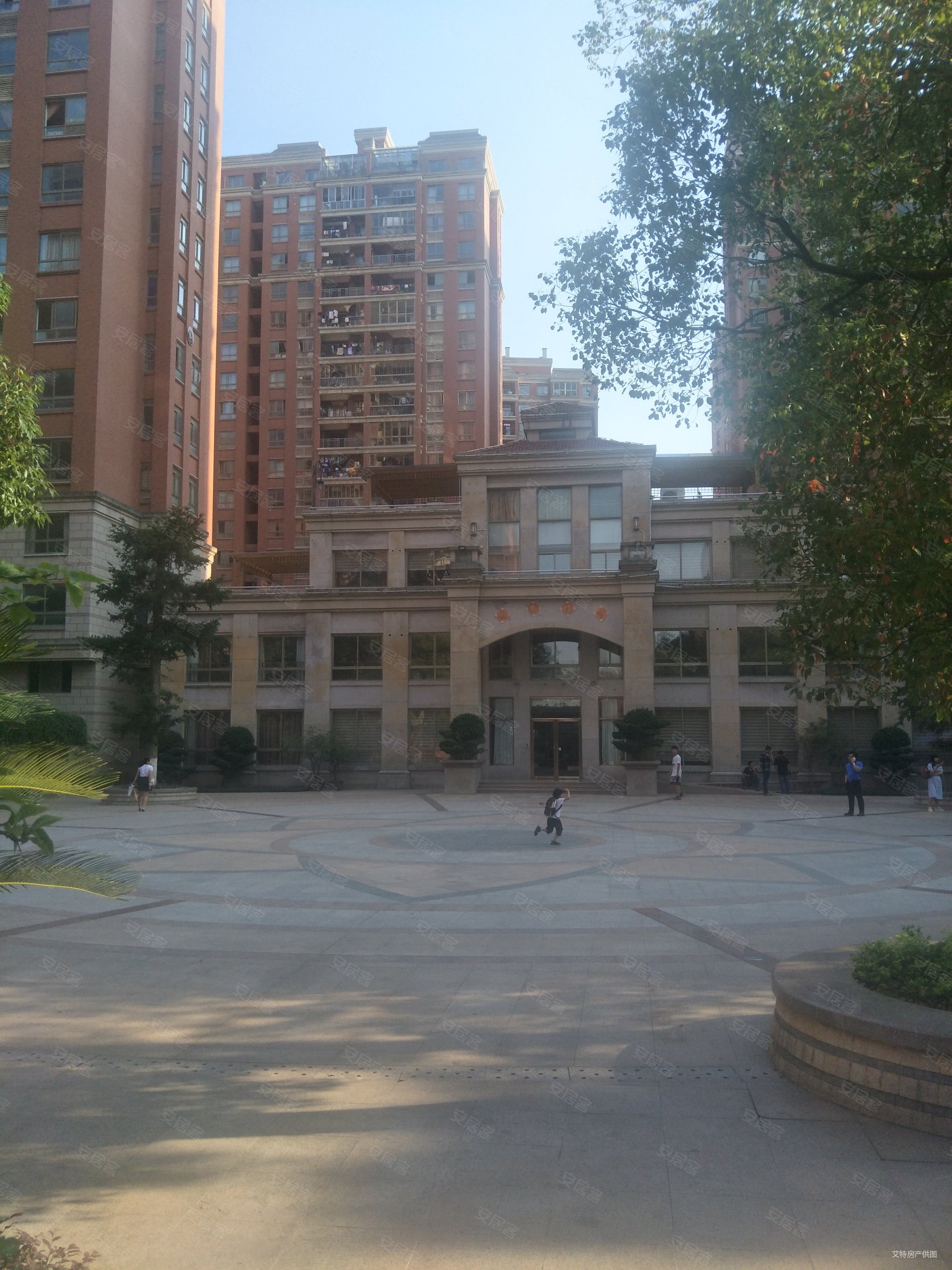 滨江国际毛坯三房93万单价7600元满