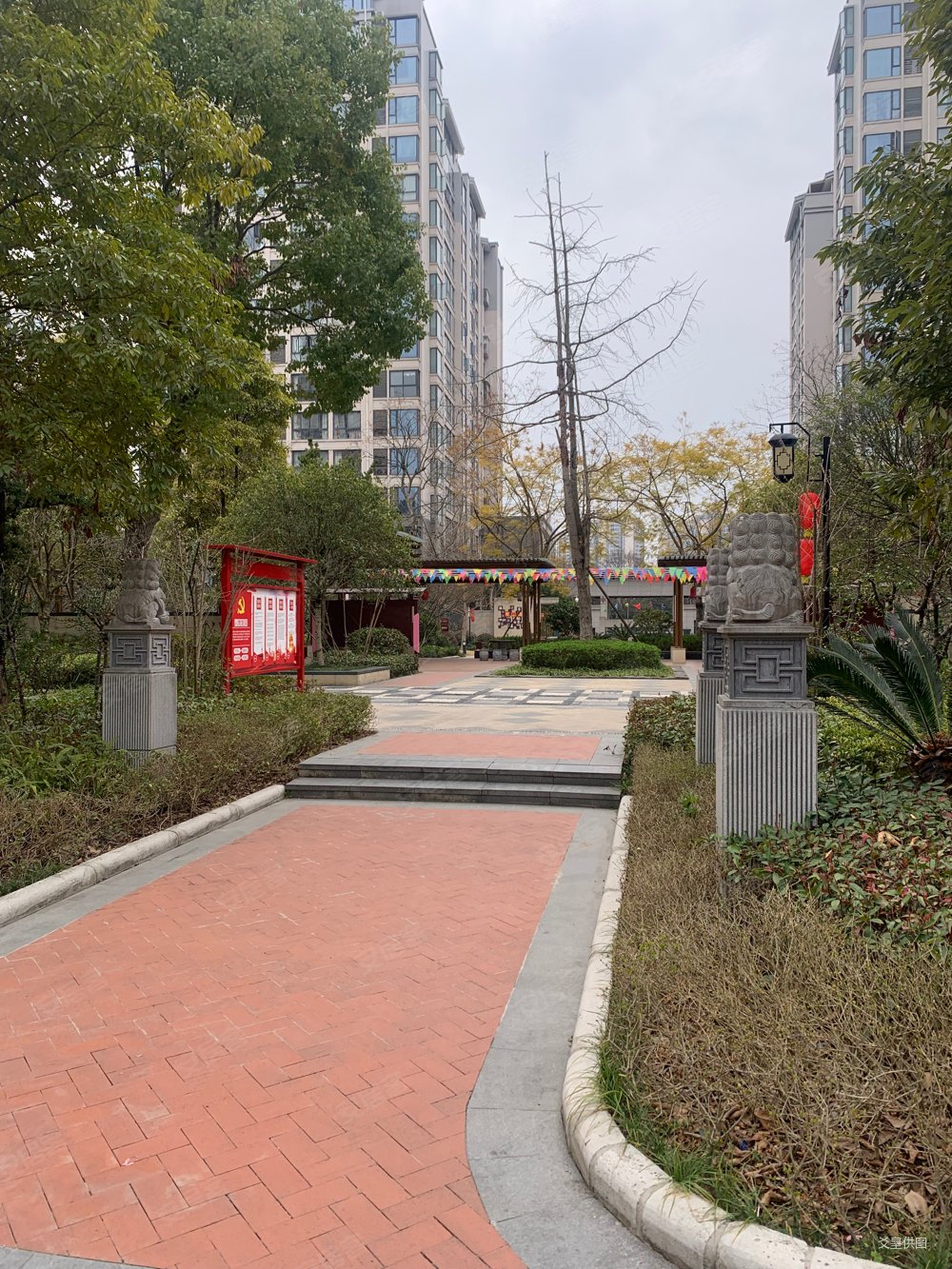 湿地公园115万顶跃5室带屋顶50平露台