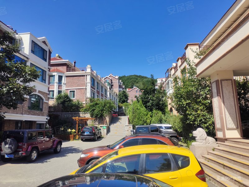 维多利亚 联排别墅共四层 5室3厅3卫 独门独院 地上大车库