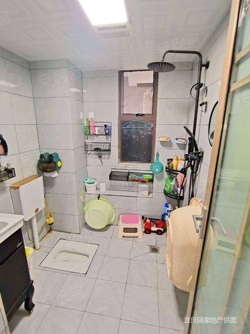 小区位置好,房子新干净清爽,位于宜良县医院对面,东方雅典城二手房