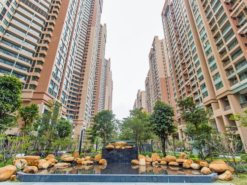 送车位 送车位 50万豪装利和方正大四房带双套间 8米长阳台,幸福华庭