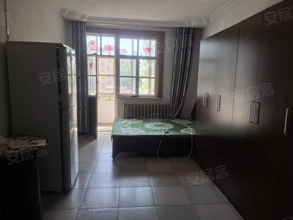 包头青山文化路迎宾道一号街坊迎宾小区75平米3楼3室1厅全家具家电拎包入住1000出租房源真实图片