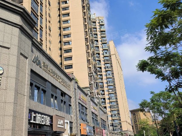 深圳龙岗爱联爱联b区小区爱联地铁口 大阳台一房一厅 全新装修 停车