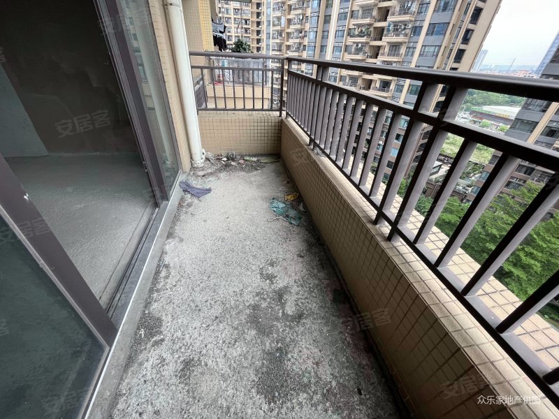 长信东海银湾 急售 三房两厅全新毛坯南向望花园 看房方便