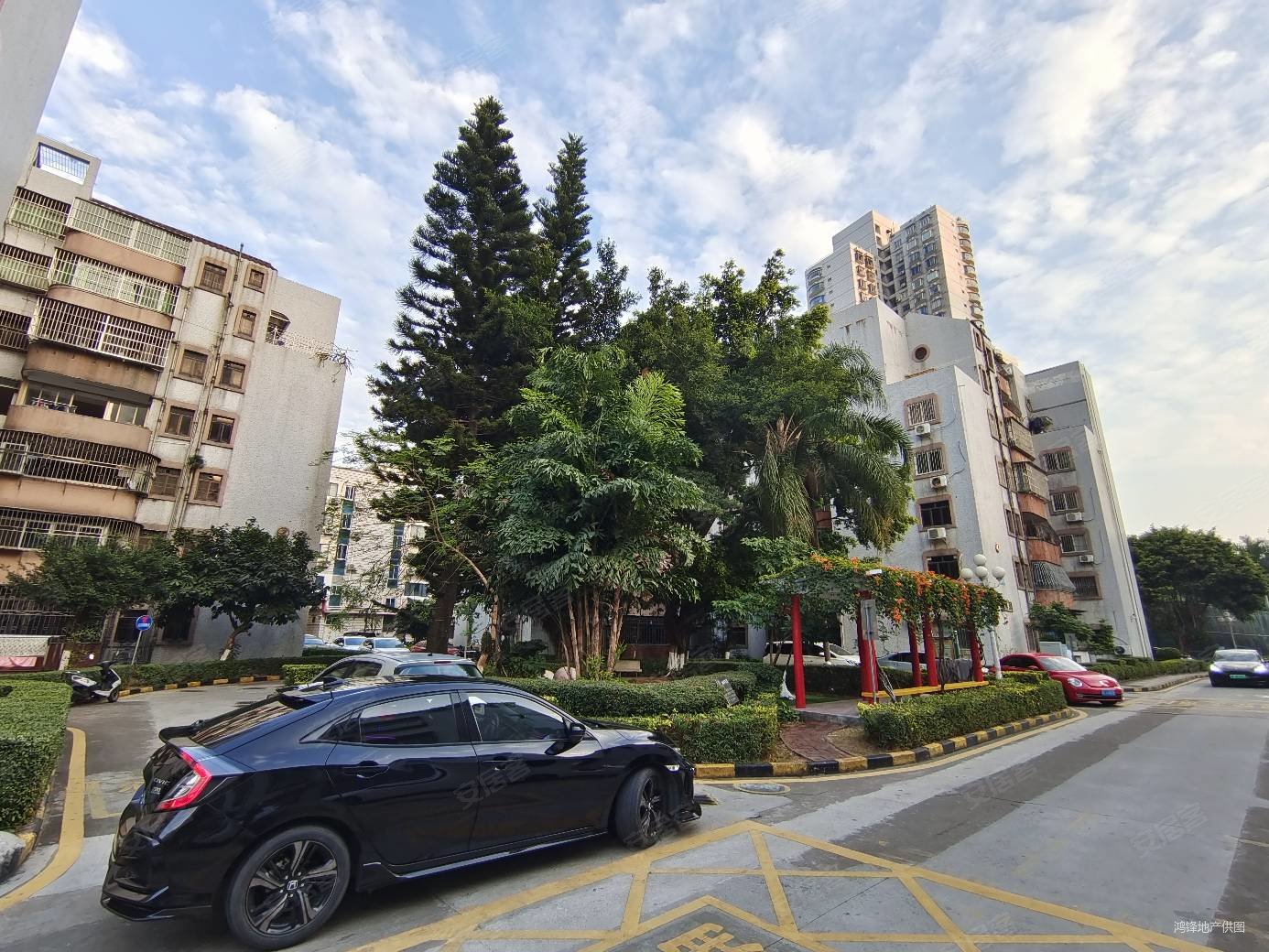 鸿景花园精装3房接地气楼层东南向格局好采光好随时看售150万