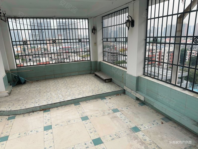 超大顶层露台,送双层露台接近200平,诚心出售看房方便,恒安花园二手房
