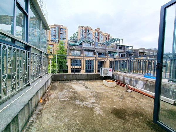 深圳龙岗平湖御峰园(别墅)御峰园六层联排别墅,前停后院,使用率高,可