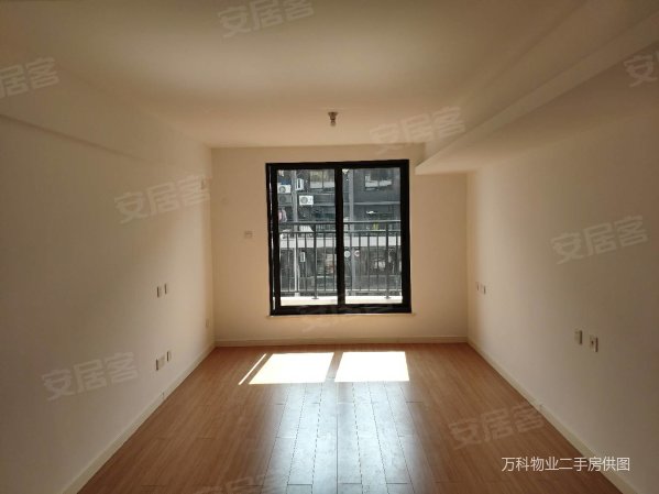 金融港 小复式 租金3000多 使用面积50平方 精