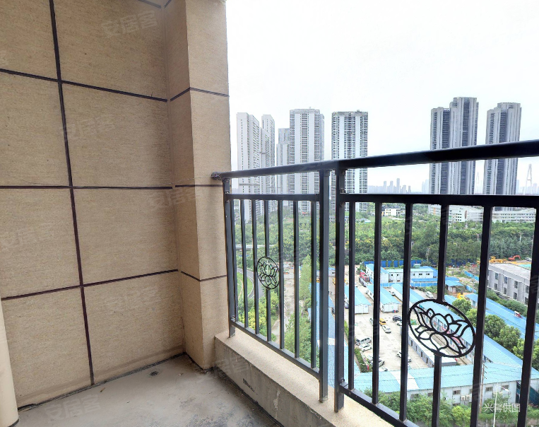 地铁口,次新房,马上满二,户型方正,看房方便 中间楼层,国博新城华江府