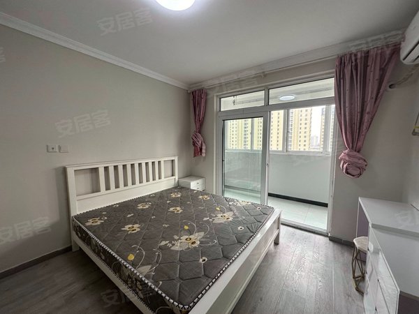 上海浦东周浦繁荣馨苑18号线地铁口,小区环境优美,有充电桩,方便停车