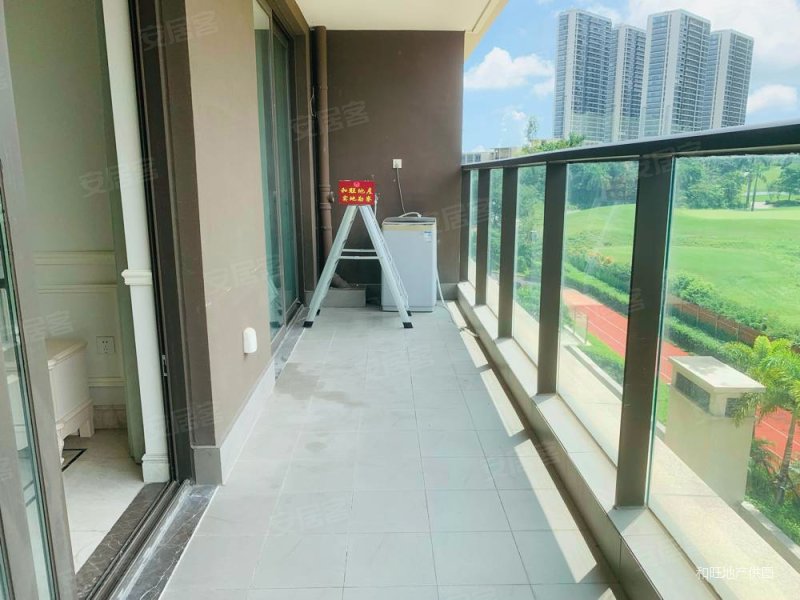 三房两厅两卫的南北通透双阳台可以看高尔夫球场