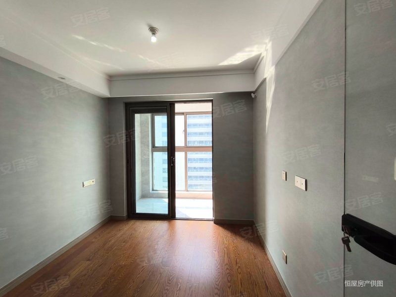 南广场九洲玺,地铁口,博爱路二十.四中,精装修,看房方便,南广场九洲玺