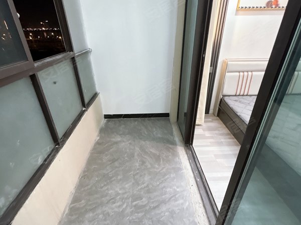 南昌南昌县迎宾中大道绿地悦滨江4号新东新地铁站 新洪城大市场 南大