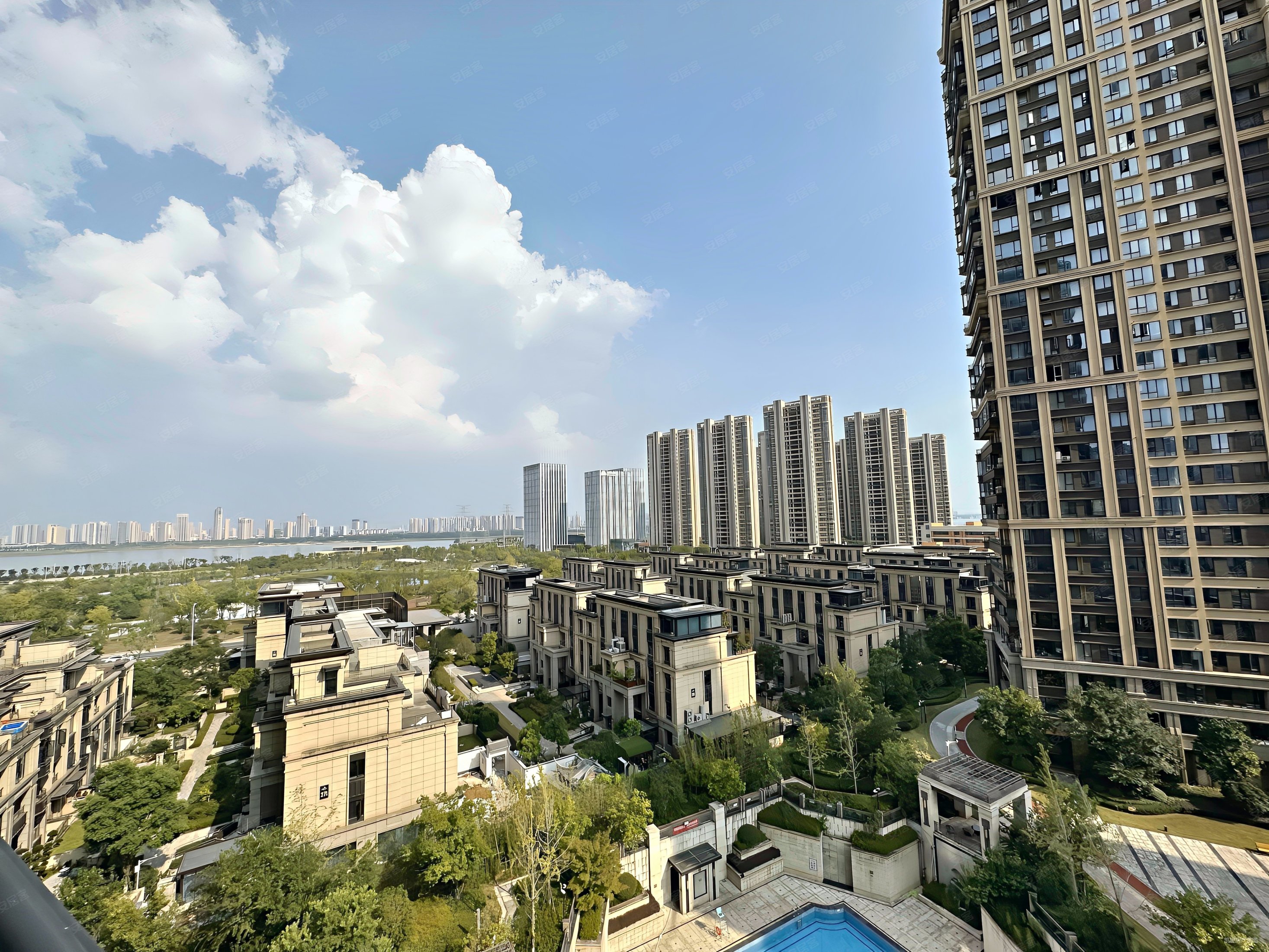 绿地国际博览城海珀九龙4室2厅3卫186.64㎡南北380万