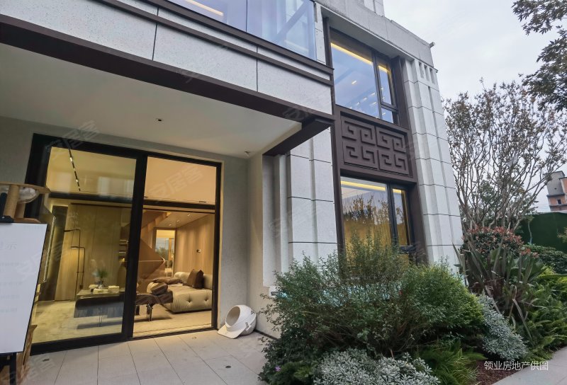 带一产权车位,美城悦荣府(东区别墅)二手房,380万,4室2厅,3卫,150平米